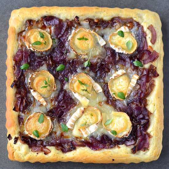 Red onion and goat cheese pizza