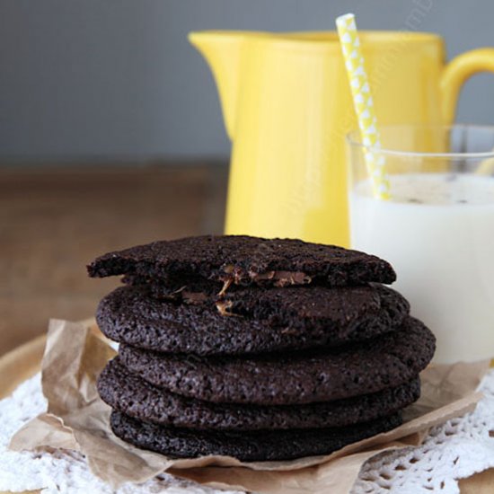 Chocolate cookies with caramel