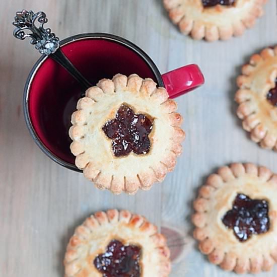 Biscuits stuffed with fig jam