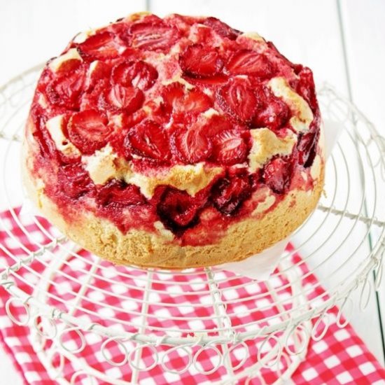 Sponge cake with strawberries