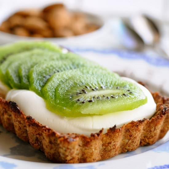 Breakfast Pie with Yogurt & Kiwi