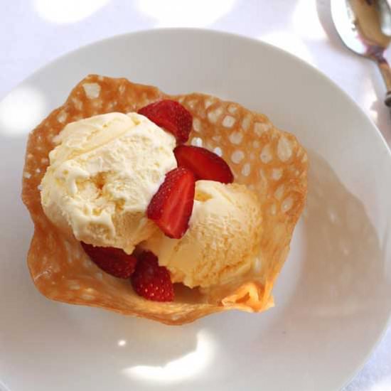 Sweet baskets to serve ice cream