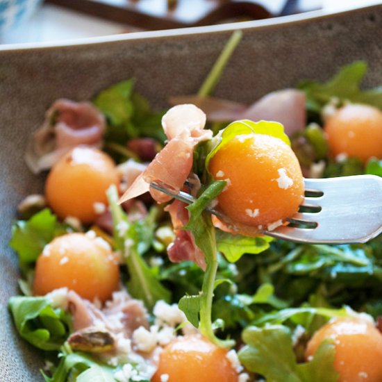 Salad with melon and prosciutto