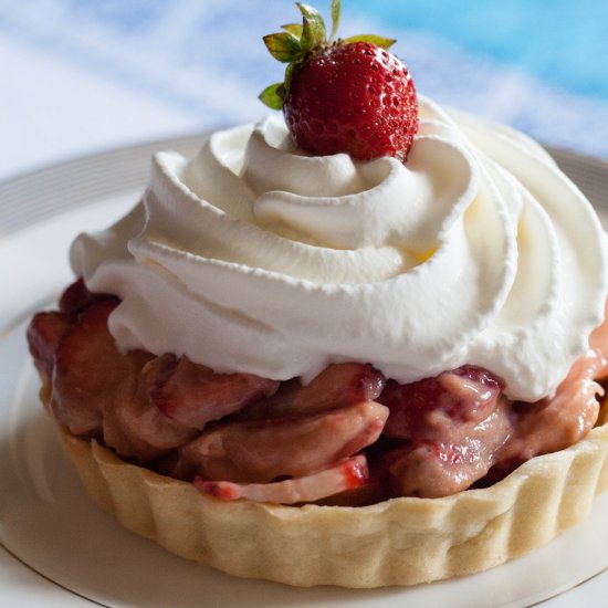 Strawberry Pie with Rhubarb Curd