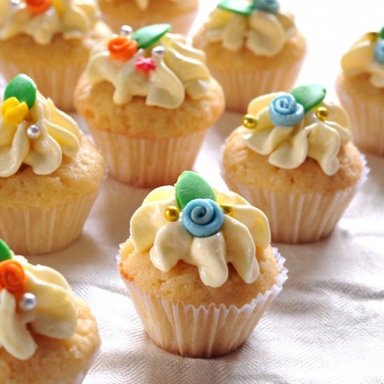 Mini Vanilla Cupcakes with Frosting