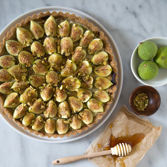 Fig Tart with honey and pistachios