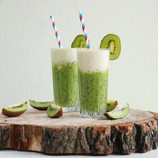 Kiwi, spinach and banana smoothie