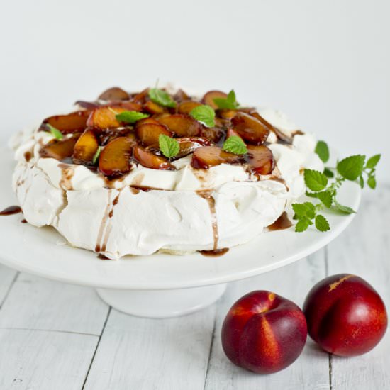 Pavlova with caramelized nectarines