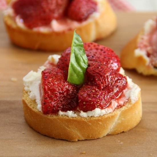 Strawberry Goat Cheese Crostini