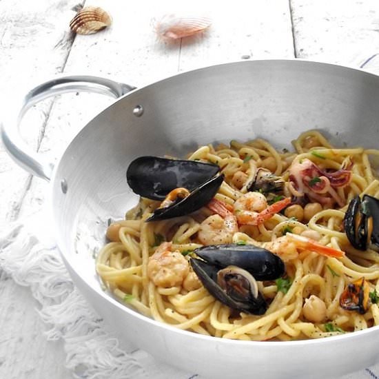 Spaghetti con pesce e ceci