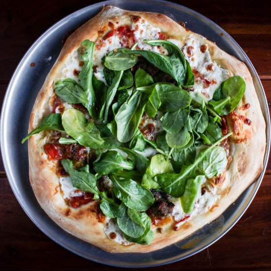 Meatball pizza with arugula