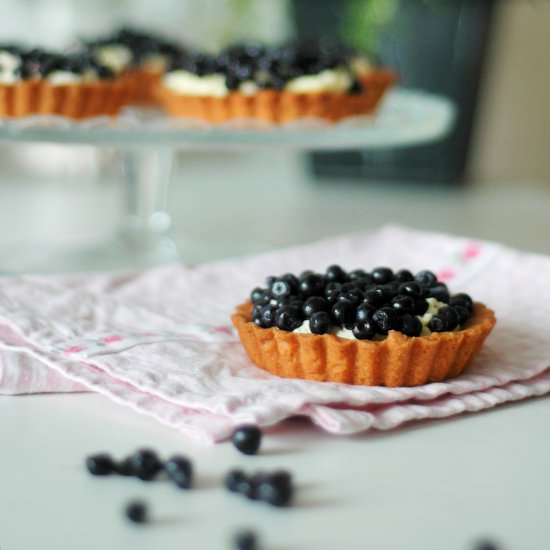 Vanilla tartlets with blueberries