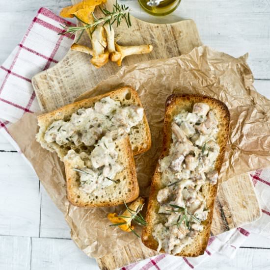 Bruschetta with chanterelle