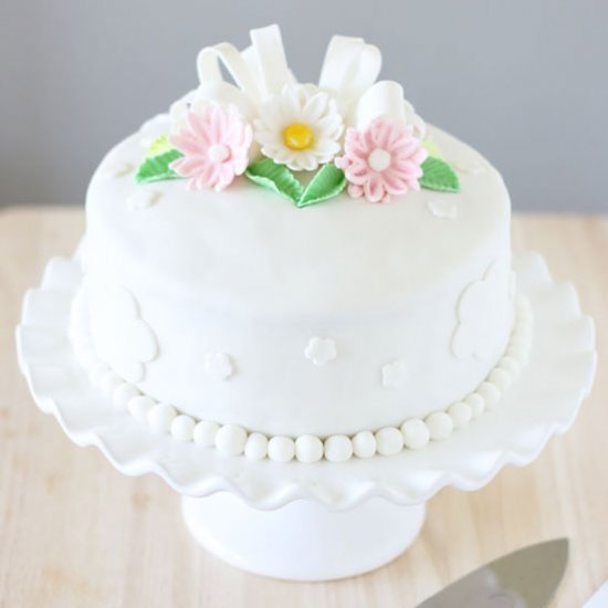 Daisy Fondant Cake