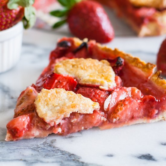 Vegan baked strawberry pie