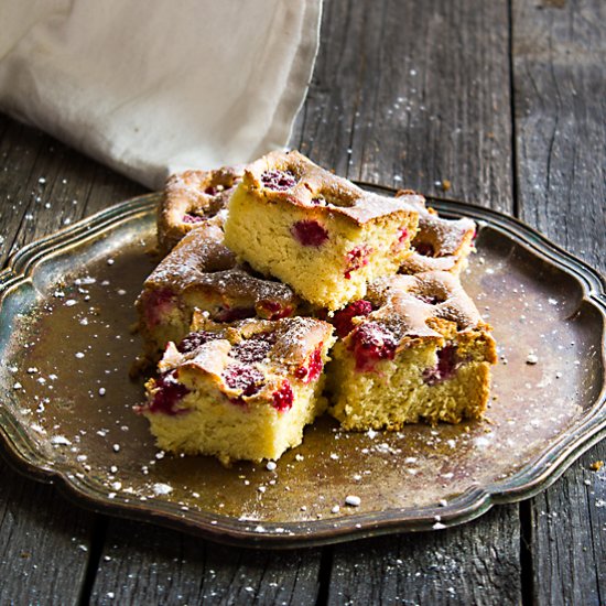 Sponge Cake with Raspberries