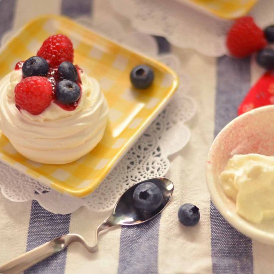 Mini berry pavlovas