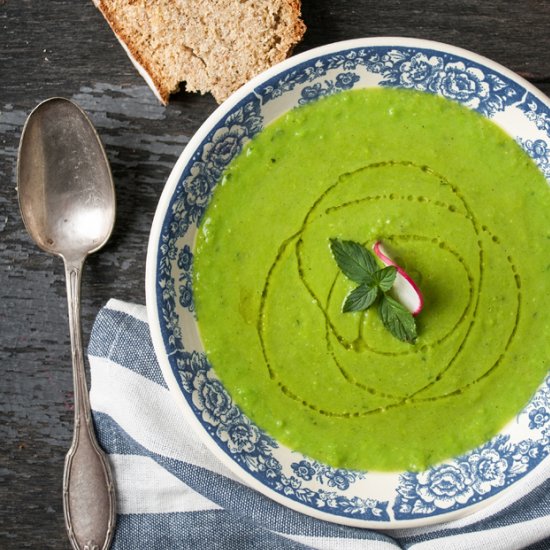 Pea soup with garlic and mint