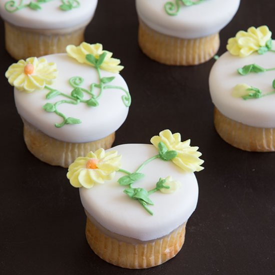 Royal Icing Daisies