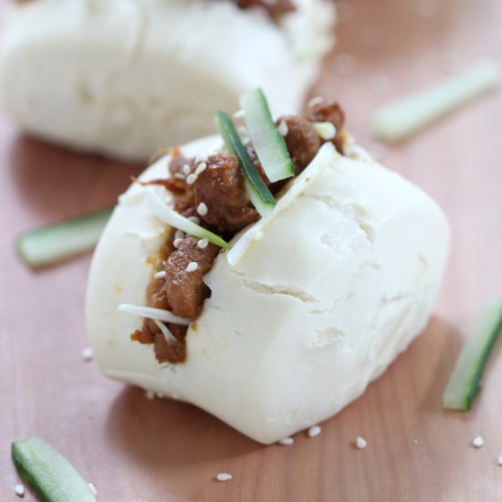 Chinese Mantou with Braised Chicken