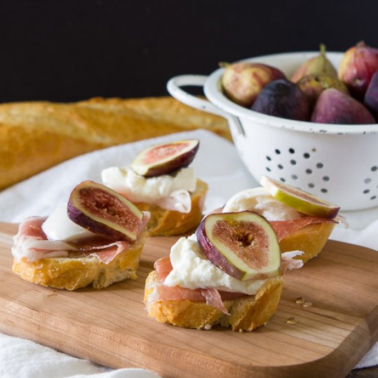 Fig, prosciutto burrata crostini