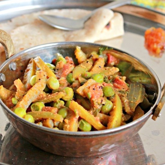 Ivy Gourd And Peas Curry