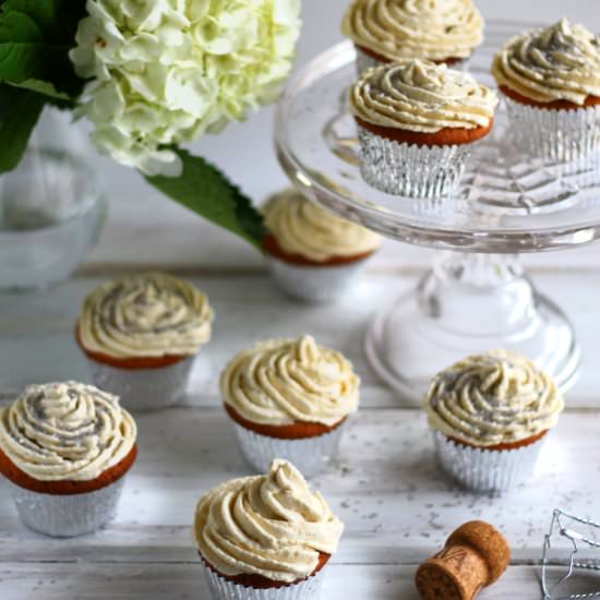 Vanilla Cupcakes+Champagne Frosting