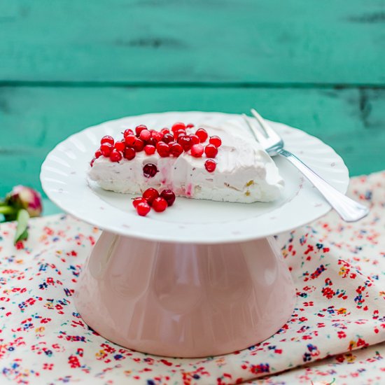 Pavlova with cranberries