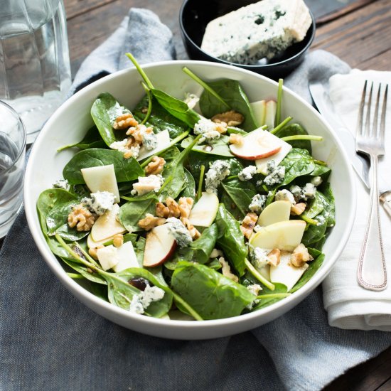 Spinach salad with blue cheese