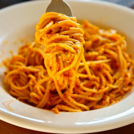 Pasta with garlic pumpkin sauce