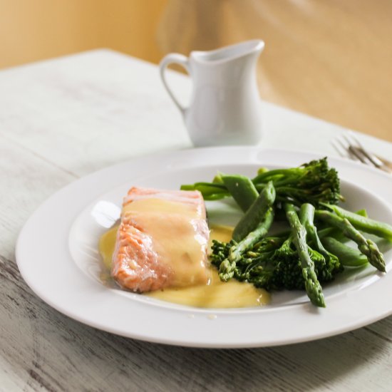 Salmon with hollandaise sauce