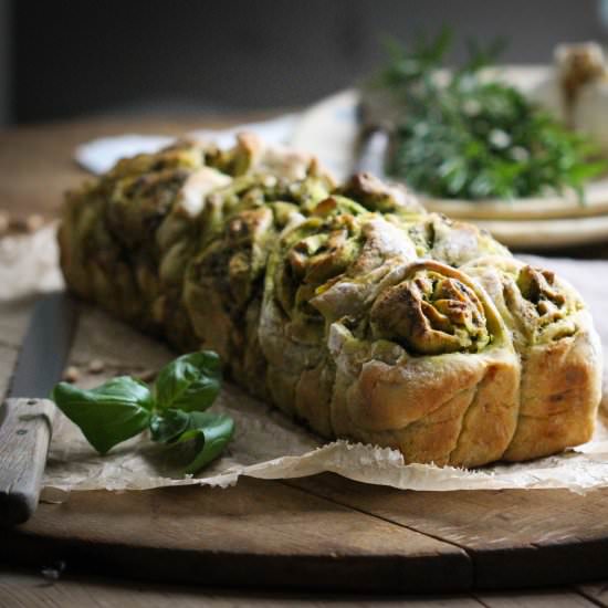 Vegan basil-chili party bread