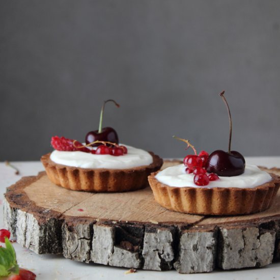 Red fruit tart with white chocolate