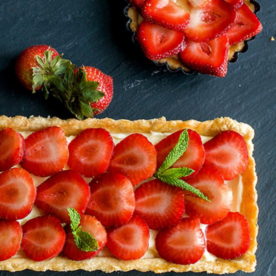 Strawberry shortbread tart