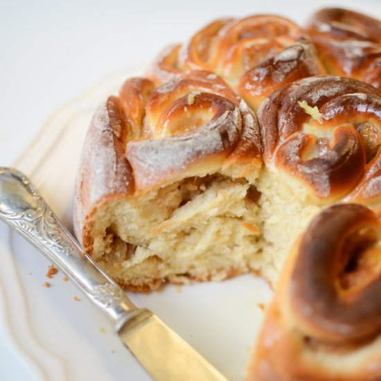 Yeast Roses with Apples