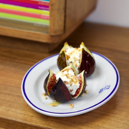 Figs baked with goat cheese