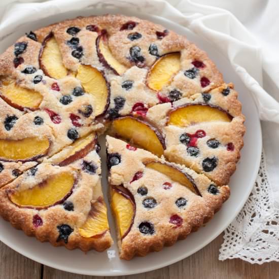 Easy cake with berries and peaches