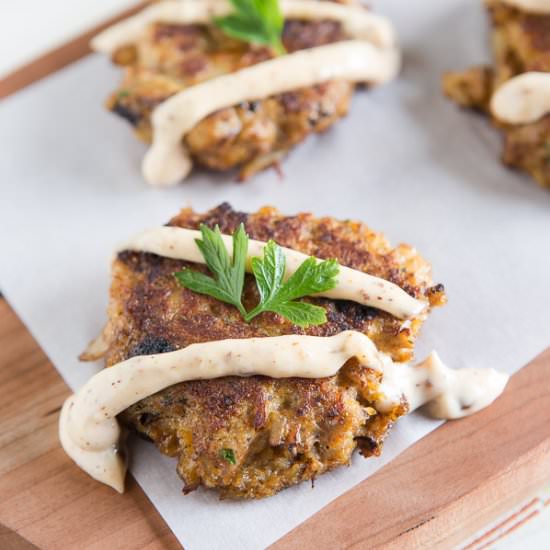 Crab cakes with aioli sauce