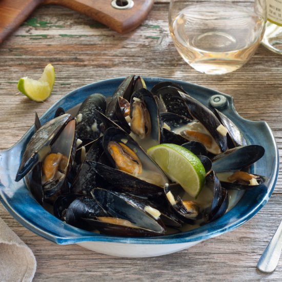 Mussels in Thai curry coconut broth