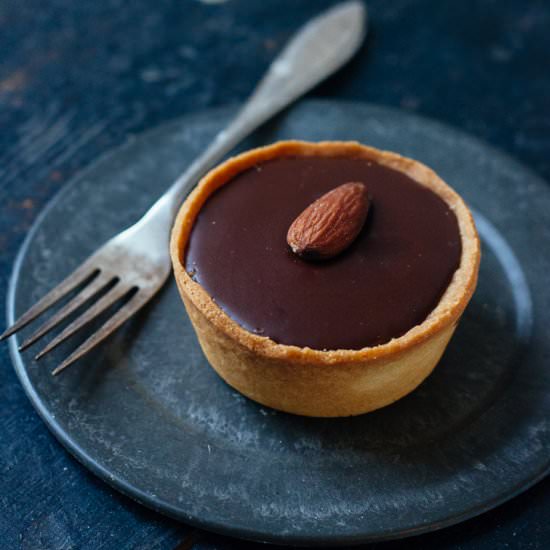 Chocolate tarts with almond cream