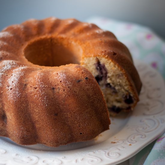 Greek yogurt and blueberry cake