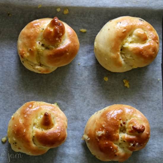 30 Minute Rapid Rise Garlic Knots