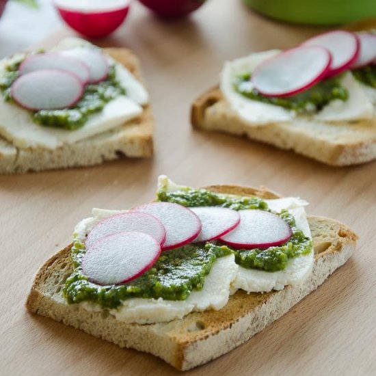 Bruschetta with pesto