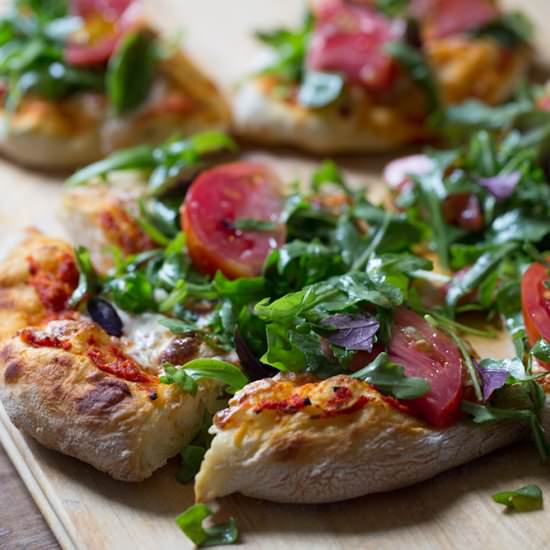 Tomato, arugula and basil pizza