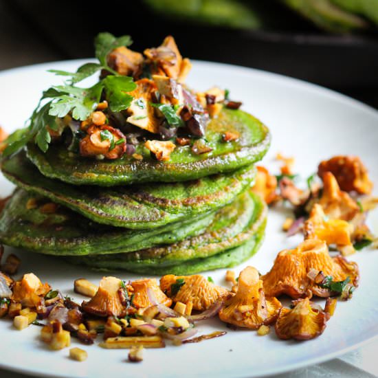 Spinach-pancakes with chanterelles