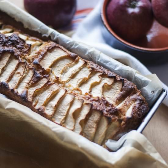 Light loaf pan with apples