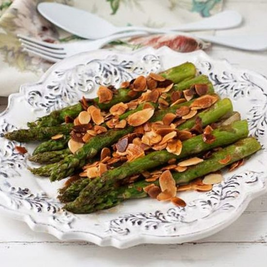 Espárragos plancha con almendras