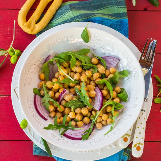 Chickpea, arugula and onion salad