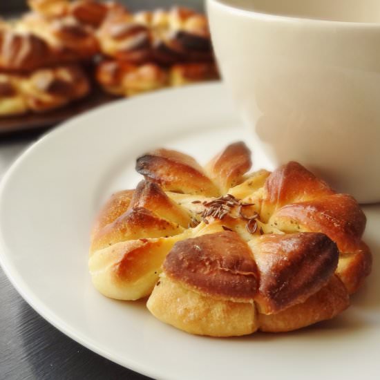 Garlic Butter Clover Bread Rolls