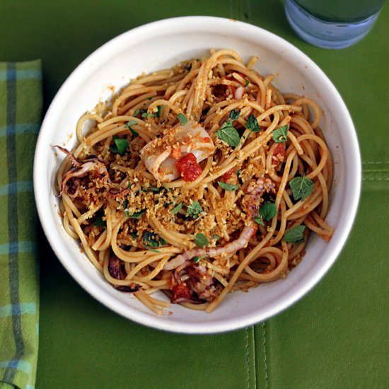 Pasta with calamami and tomtaoes